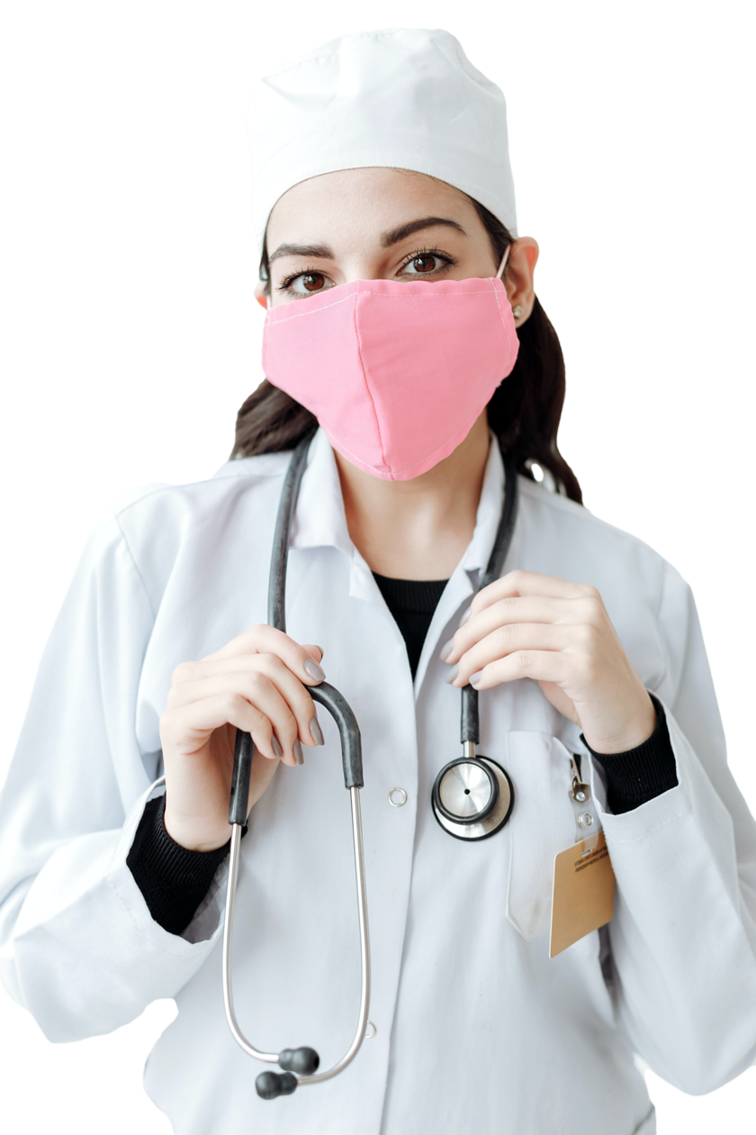 Foto de Thirdman: https://www.pexels.com/es-es/foto/persona-en-traje-blanco-con-mascarilla-rosa-5327585/